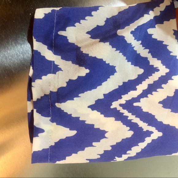 Lilly Pulitzer Elsa Blouse with Gold Buttons and Blue and White Chevron XS - Picture 2 of 3